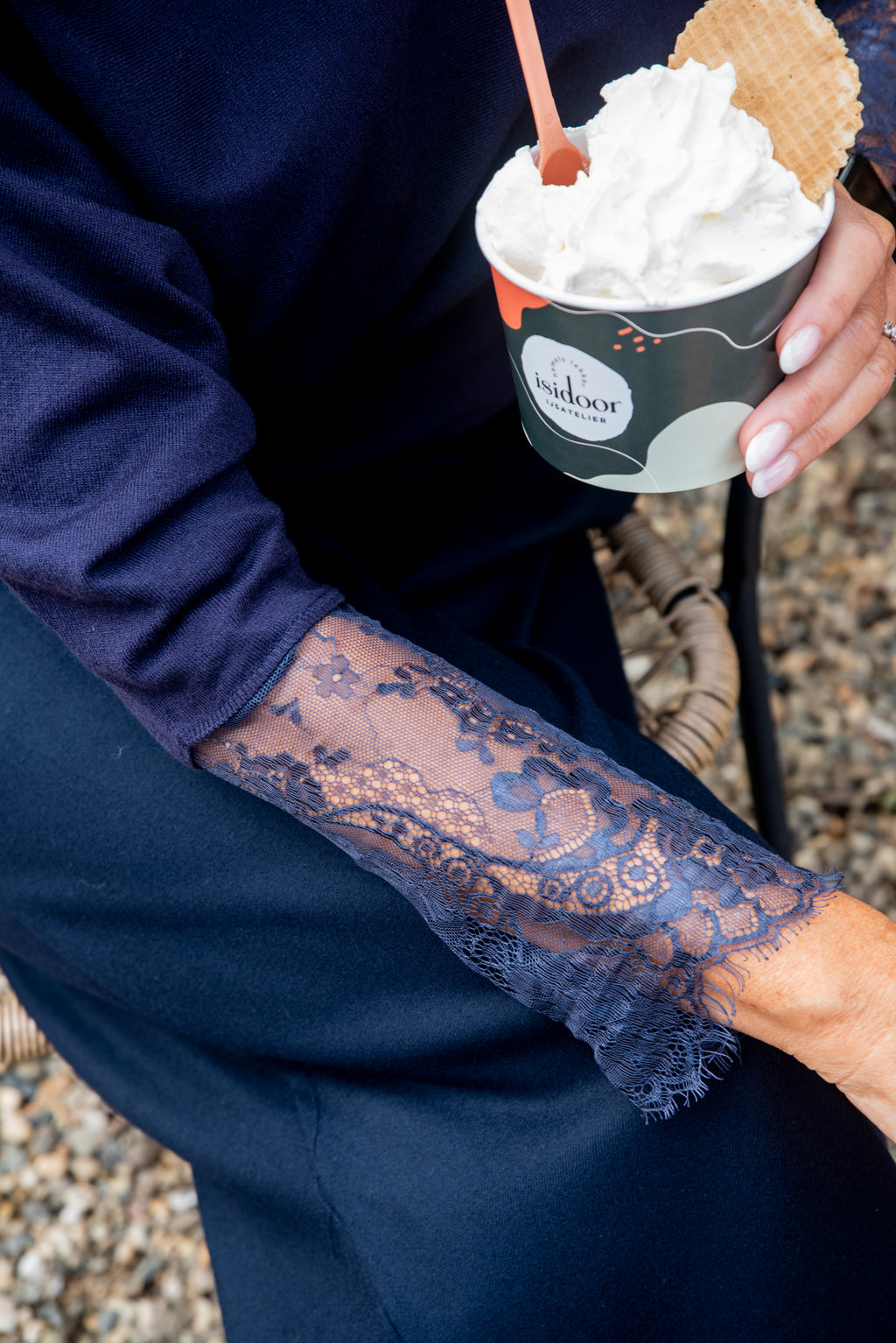 Deze prachtige blauwe top is gemaakt van een heerlijk zacht stofje dat comfortabel aanvoelt en mooi valt. De eenvoudige, tijdloze basis wordt net dat beetje specialer door het fijne kanten detail aan de polsen.