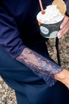 Deze prachtige blauwe top is gemaakt van een heerlijk zacht stofje dat comfortabel aanvoelt en mooi valt. De eenvoudige, tijdloze basis wordt net dat beetje specialer door het fijne kanten detail aan de polsen.