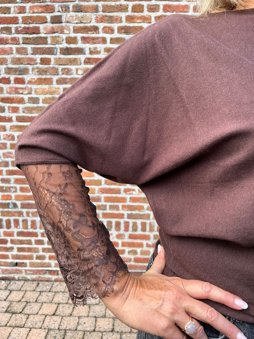 Deze prachtige bruine top is gemaakt van een heerlijk zachte, soepelvallende stof en krijgt dankzij de fijne kanten details aan de polsen een elegante, vrouwelijke uitstraling.