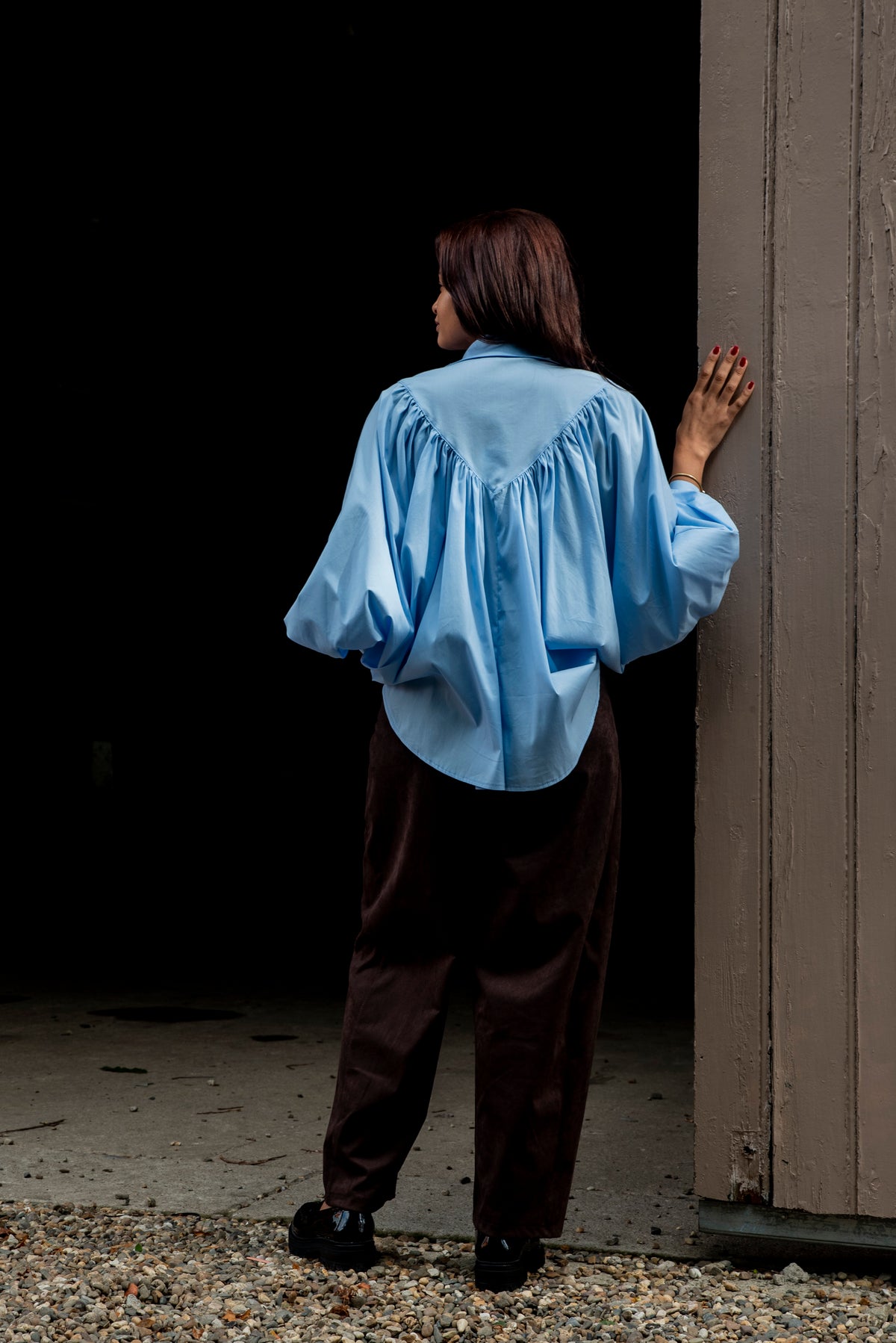 Deze blouse is gemaakt van een mooie, fijne blauwe stof die heerlijk comfortabel draagt. Het bijzondere detail op de rug geeft het model net dat beetje extra en zorgt voor een stijlvolle, vrouwelijke uitstraling.