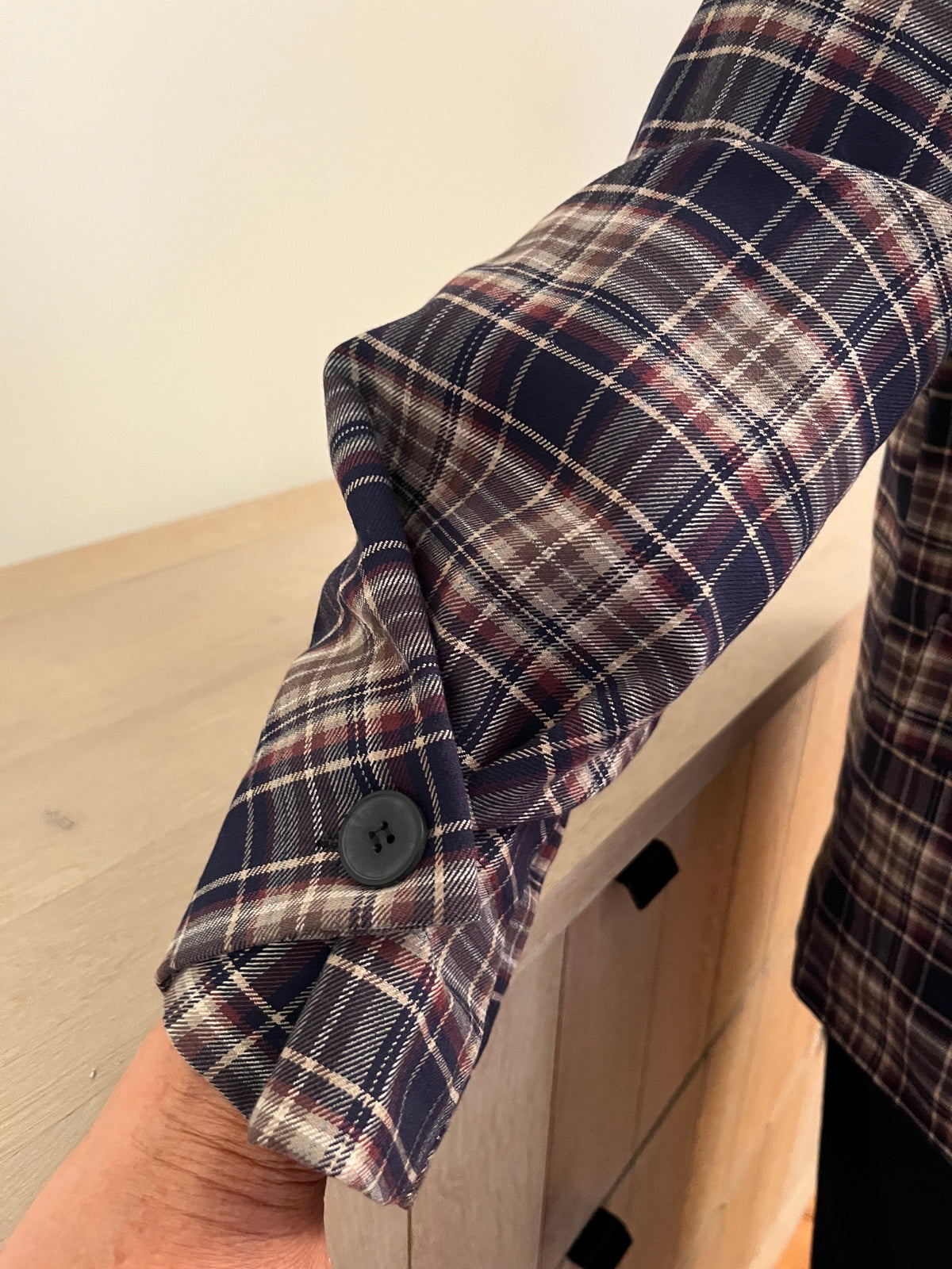 Een prachtige blauwe geruite blazer met een warme, tijdloze uitstraling. Dit veelzijdige model draag je gemakkelijk open over een fijn truitje of shirt, maar ook gesloten als een elegante blouse.