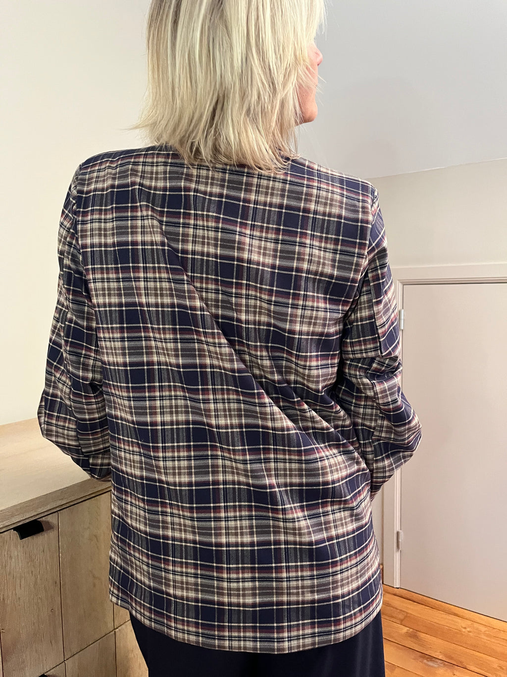 Een prachtige blauwe geruite blazer met een warme, tijdloze uitstraling. Dit veelzijdige model draag je gemakkelijk open over een fijn truitje of shirt, maar ook gesloten als een elegante blouse.