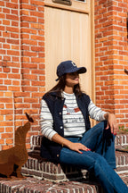 Deze prachtige blauwe mouwloze vest met kraagje is een veelzijdig item dat je moeiteloos over verschillende outfits draagt. De eenvoudige, tijdloze uitstraling maakt dit vest ideaal om je garderobe mee aan te vullen.