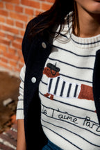 Deze prachtige blauwe mouwloze vest met kraagje is een veelzijdig item dat je moeiteloos over verschillende outfits draagt. De eenvoudige, tijdloze uitstraling maakt dit vest ideaal om je garderobe mee aan te vullen.