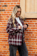 Een prachtige bordeaux blazer met een warme, tijdloze uitstraling. Dit veelzijdige model draag je gemakkelijk open over een fijn truitje of shirt, maar ook gesloten als een elegante blouse.