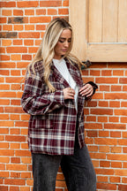 Een prachtige bordeaux blazer met een warme, tijdloze uitstraling. Dit veelzijdige model draag je gemakkelijk open over een fijn truitje of shirt, maar ook gesloten als een elegante blouse.