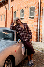 Een prachtige bordeaux blazer met een warme, tijdloze uitstraling. Dit veelzijdige model draag je gemakkelijk open over een fijn truitje of shirt, maar ook gesloten als een elegante blouse.
