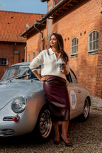 Deze prachtige bordeaux imitatielederen rok is een echte eyecatcher. De diepe bordeauxkleur geeft haar een stijlvolle en luxueuze uitstraling, terwijl het imitatieleer zorgt voor een moderne, stoere touch.