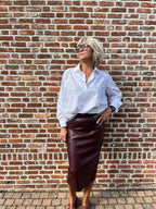 Deze prachtige bordeaux imitatielederen rok is een echte eyecatcher. De diepe bordeauxkleur geeft haar een stijlvolle en luxueuze uitstraling, terwijl het imitatieleer zorgt voor een moderne, stoere touch. + Dit prachtige witte hemd in een verfijnd polo-model is zo’n veelzijdig item dat je eindeloos kunt combineren. De klassieke uitstraling krijgt een moderne touch dankzij het kortere voorpand en langere achterpand, wat zorgt voor een mooi, speels silhouet.