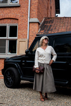 Een elegante bordeauxkleurige leren clutch die iedere outfit een stijlvolle en luxueuze uitstraling geeft. De diepe bordeauxkleur is tijdloos en prachtig te combineren met zowel neutrale tinten als warme herfstkleuren.