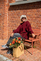 Deze heerlijke oversized gebreide trui is perfect voor wie houdt van comfort met een stijlvolle twist. De ruime pasvorm zorgt voor een heerlijk nonchalant gevoel, terwijl het bordeaux kanten detail onderaan de trui een vrouwelijke en verfijnde uitstraling geeft.