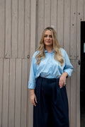 Deze prachtige blauwe broek is dé perfecte combinatie van stijl en comfort. De mooie diepe blauwtint geeft je outfit meteen een elegante uitstraling, terwijl de soepelvallende stof ervoor zorgt dat de broek heerlijk comfortabel draagt.