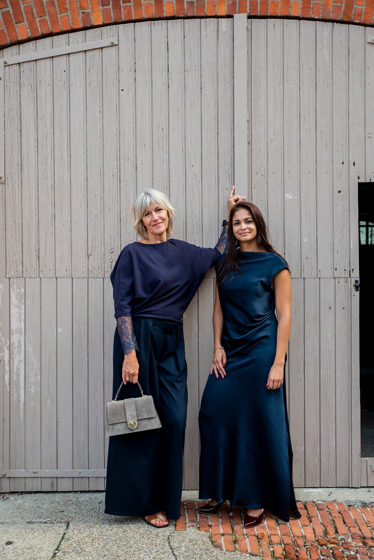 Deze prachtige blauwe broek is dé perfecte combinatie van stijl en comfort. De mooie diepe blauwtint geeft je outfit meteen een elegante uitstraling, terwijl de soepelvallende stof ervoor zorgt dat de broek heerlijk comfortabel draagt.