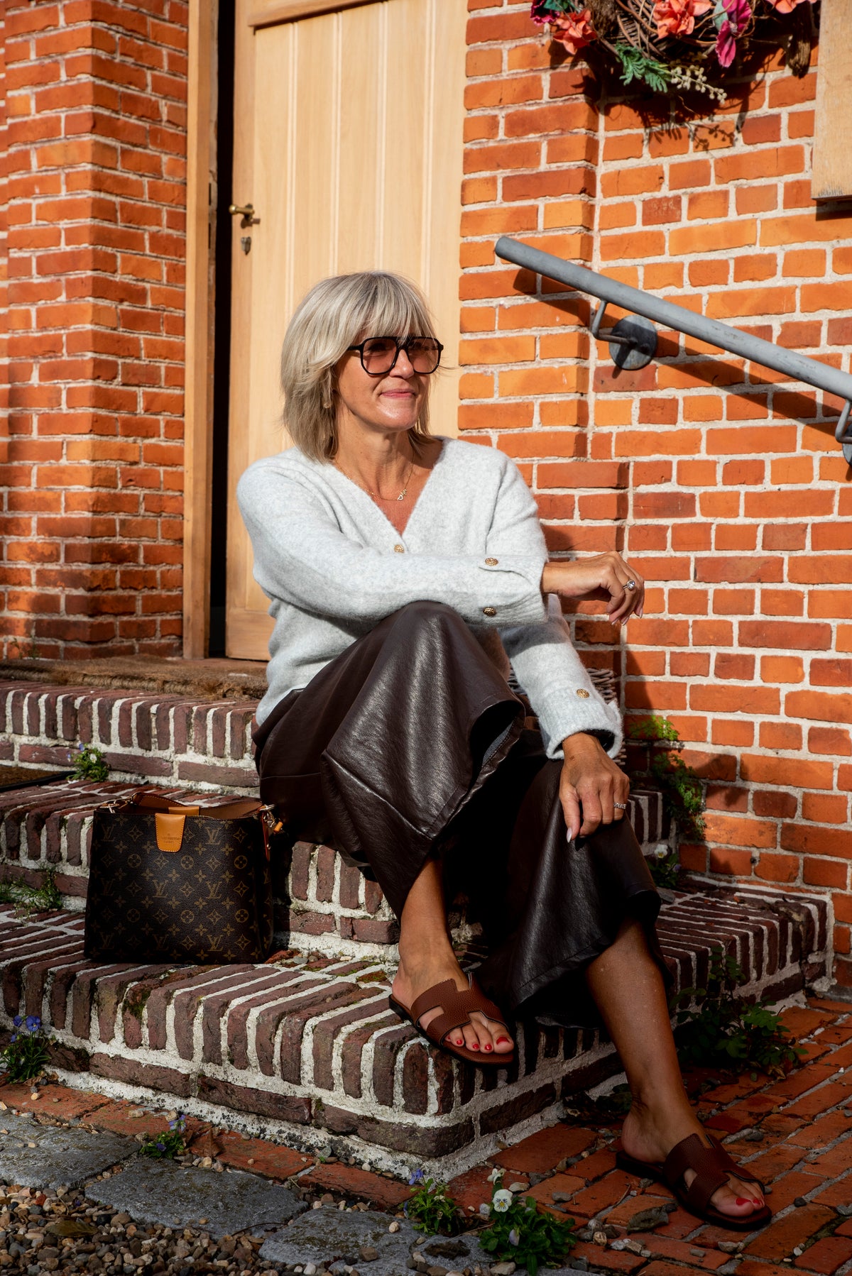 Deze bruine imitatielederen capribroek is een echte eyecatcher en geeft elke outfit meteen een stijlvolle touch. De warme bruine kleur maakt haar verrassend makkelijk te combineren.