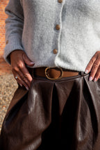 Deze bruine imitatielederen capribroek is een echte eyecatcher en geeft elke outfit meteen een stijlvolle touch. De warme bruine kleur maakt haar verrassend makkelijk te combineren.