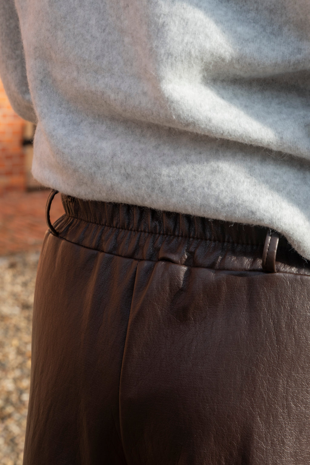 Deze bruine imitatielederen capribroek is een echte eyecatcher en geeft elke outfit meteen een stijlvolle touch. De warme bruine kleur maakt haar verrassend makkelijk te combineren.