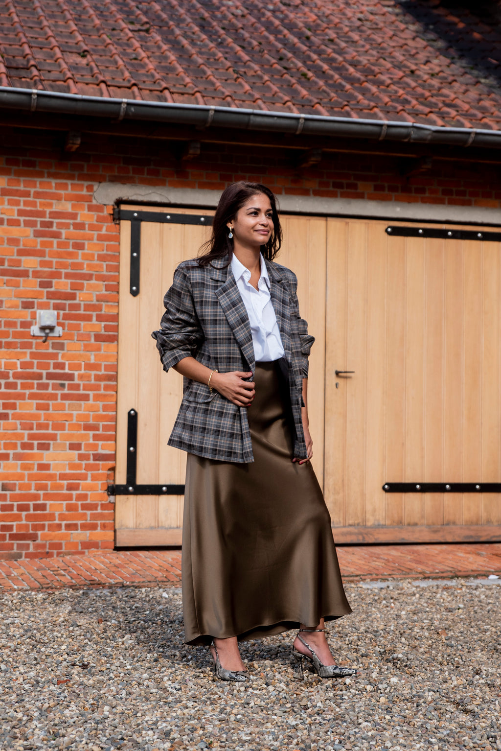 Een prachtige bruine blazer met een warme, tijdloze uitstraling. Dit veelzijdige model draag je gemakkelijk open over een fijn truitje of shirt, maar ook gesloten als een elegante blouse.