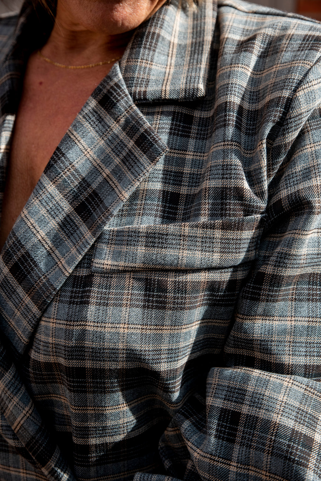 Een prachtige bruine blazer met een warme, tijdloze uitstraling. Dit veelzijdige model draag je gemakkelijk open over een fijn truitje of shirt, maar ook gesloten als een elegante blouse.