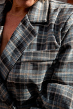 Een prachtige bruine blazer met een warme, tijdloze uitstraling. Dit veelzijdige model draag je gemakkelijk open over een fijn truitje of shirt, maar ook gesloten als een elegante blouse.