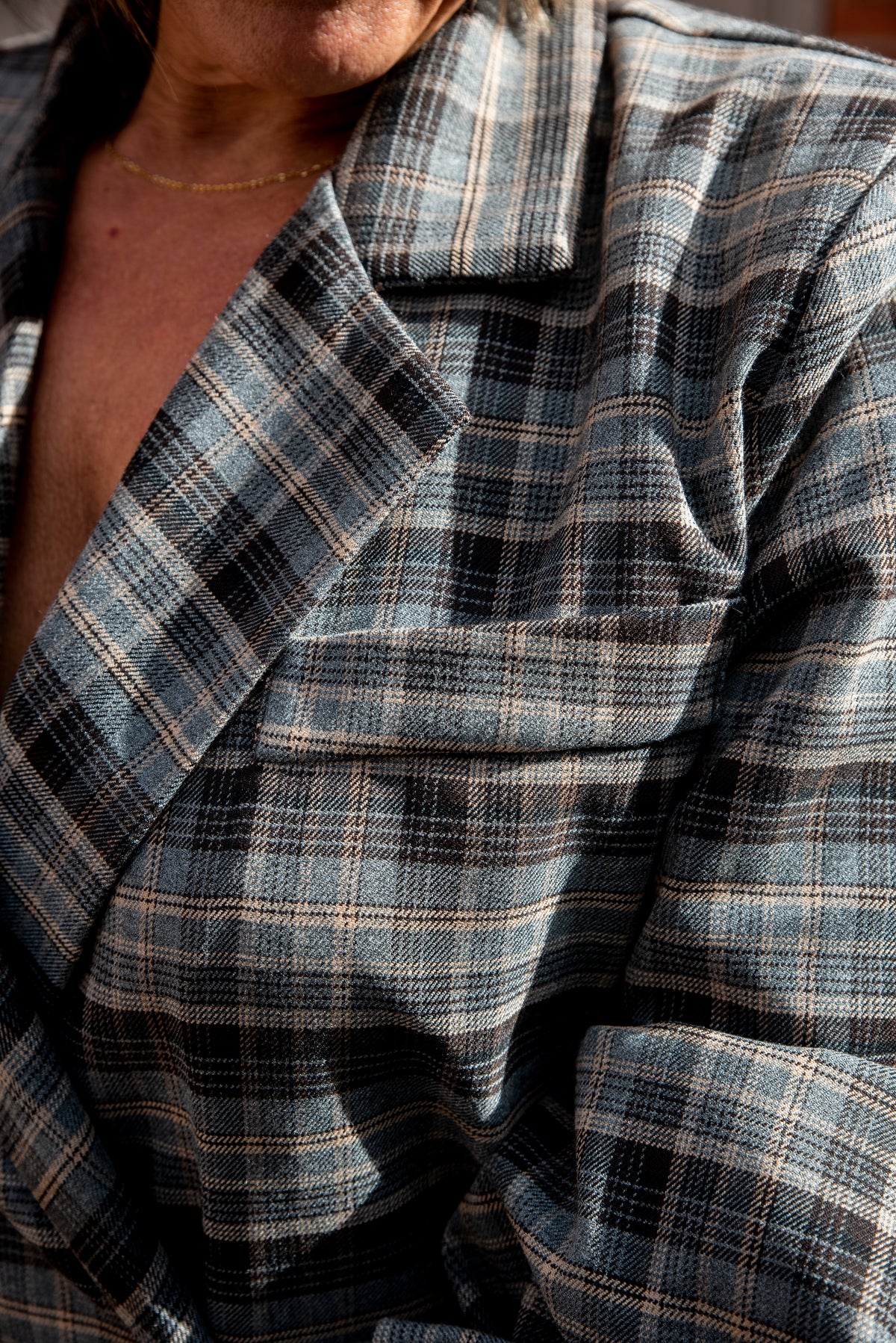 Een prachtige bruine blazer met een warme, tijdloze uitstraling. Dit veelzijdige model draag je gemakkelijk open over een fijn truitje of shirt, maar ook gesloten als een elegante blouse.