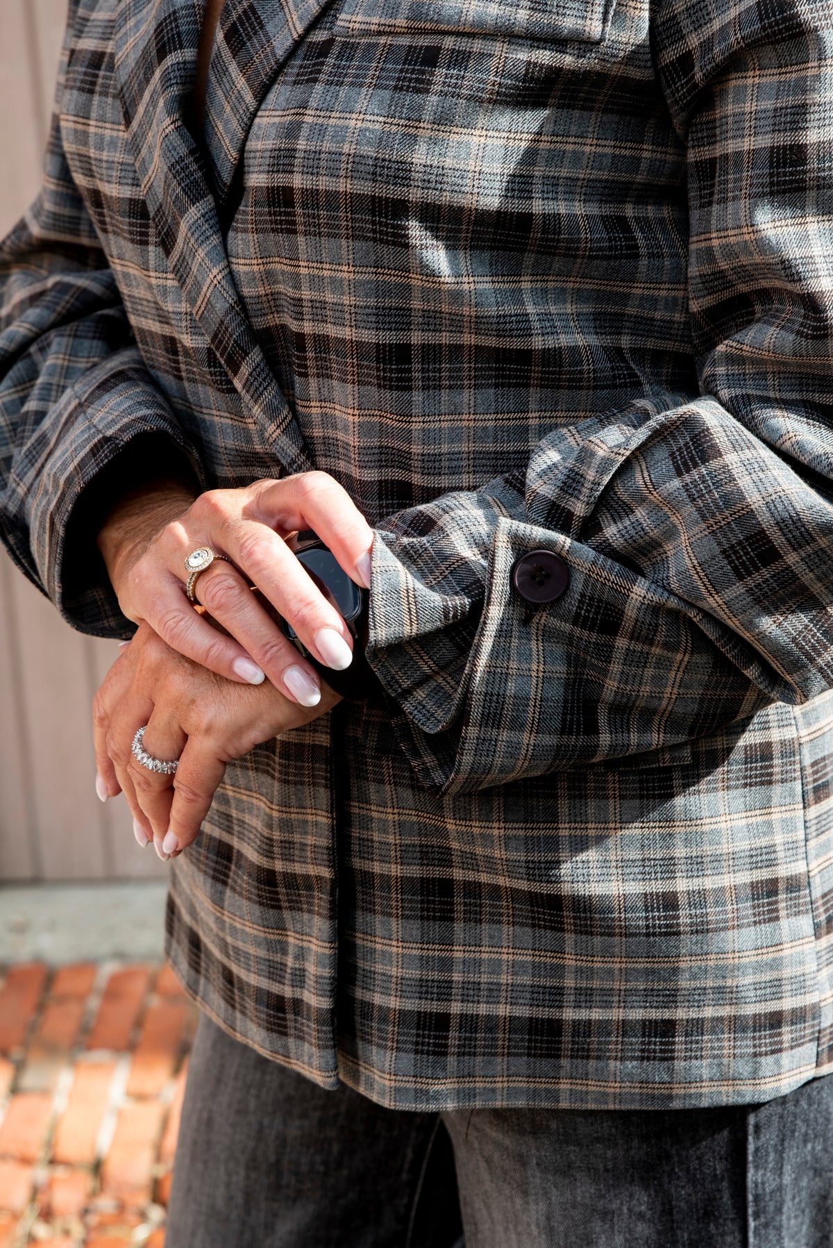 Een prachtige bruine blazer met een warme, tijdloze uitstraling. Dit veelzijdige model draag je gemakkelijk open over een fijn truitje of shirt, maar ook gesloten als een elegante blouse.