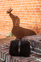 Een prachtige bruine leren tas die moeiteloos bij elke outfit past. De warme bruine kleur en het tijdloze design maken deze tas een echte must-have voor elke garderobe.