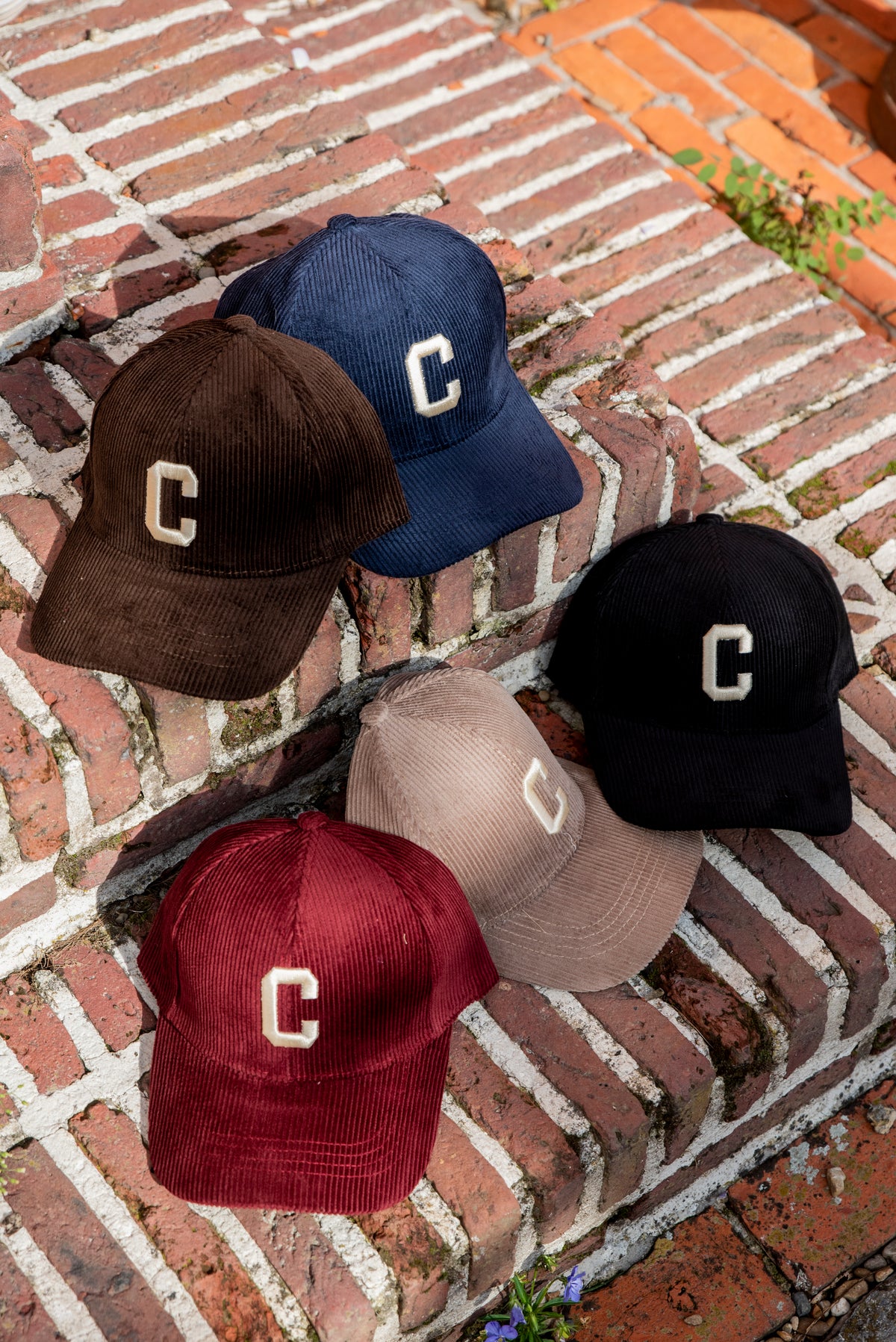 De perfecte finishing touch voor je outfit? Deze trendy corduroy pet met een subtiel C-logo op de voorkant. De zachte ribstructuur geeft de pet een stijlvolle en tijdloze uitstraling, terwijl het leuke logo zorgt voor een speelse touch.