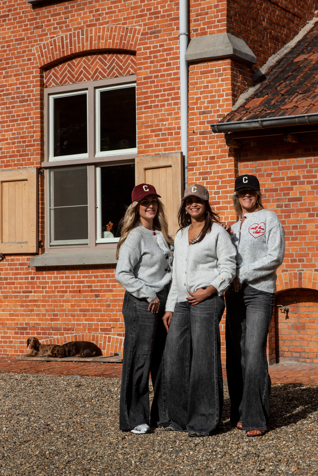 De perfecte finishing touch voor je outfit? Deze trendy corduroy pet met een subtiel C-logo op de voorkant. De zachte ribstructuur geeft de pet een stijlvolle en tijdloze uitstraling, terwijl het leuke logo zorgt voor een speelse touch.