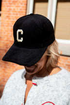 De perfecte finishing touch voor je outfit? Deze trendy corduroy pet met een subtiel C-logo op de voorkant. De zachte ribstructuur geeft de pet een stijlvolle en tijdloze uitstraling, terwijl het leuke logo zorgt voor een speelse touch.