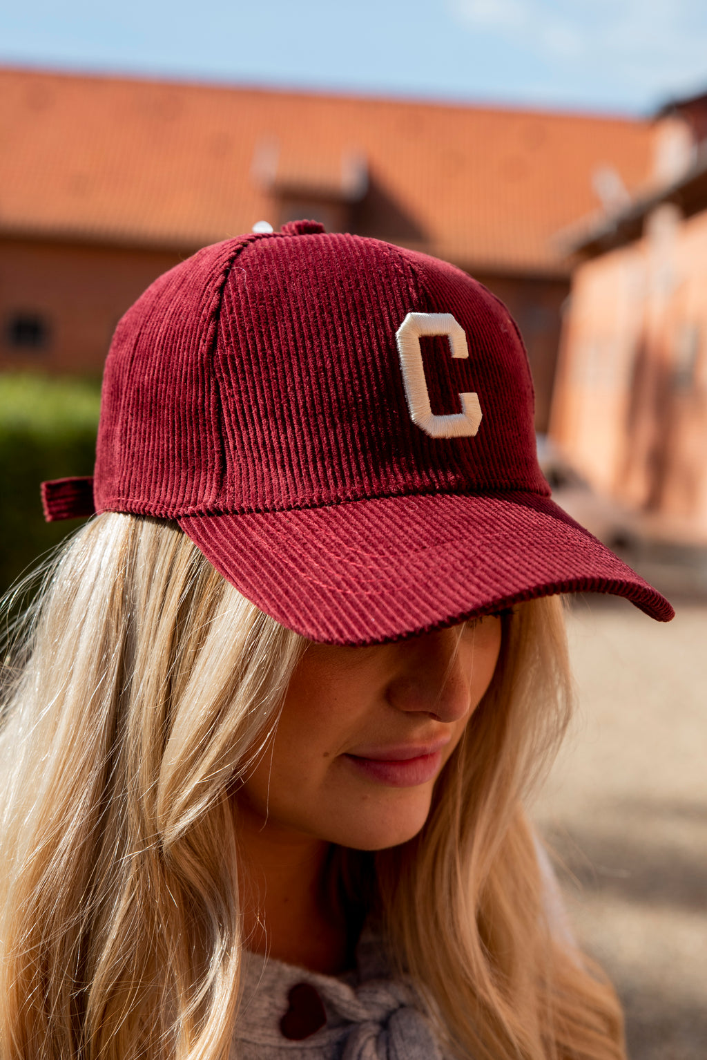 De perfecte finishing touch voor je outfit? Deze trendy corduroy pet met een subtiel C-logo op de voorkant. De zachte ribstructuur geeft de pet een stijlvolle en tijdloze uitstraling, terwijl het leuke logo zorgt voor een speelse touch.