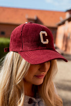 De perfecte finishing touch voor je outfit? Deze trendy corduroy pet met een subtiel C-logo op de voorkant. De zachte ribstructuur geeft de pet een stijlvolle en tijdloze uitstraling, terwijl het leuke logo zorgt voor een speelse touch.