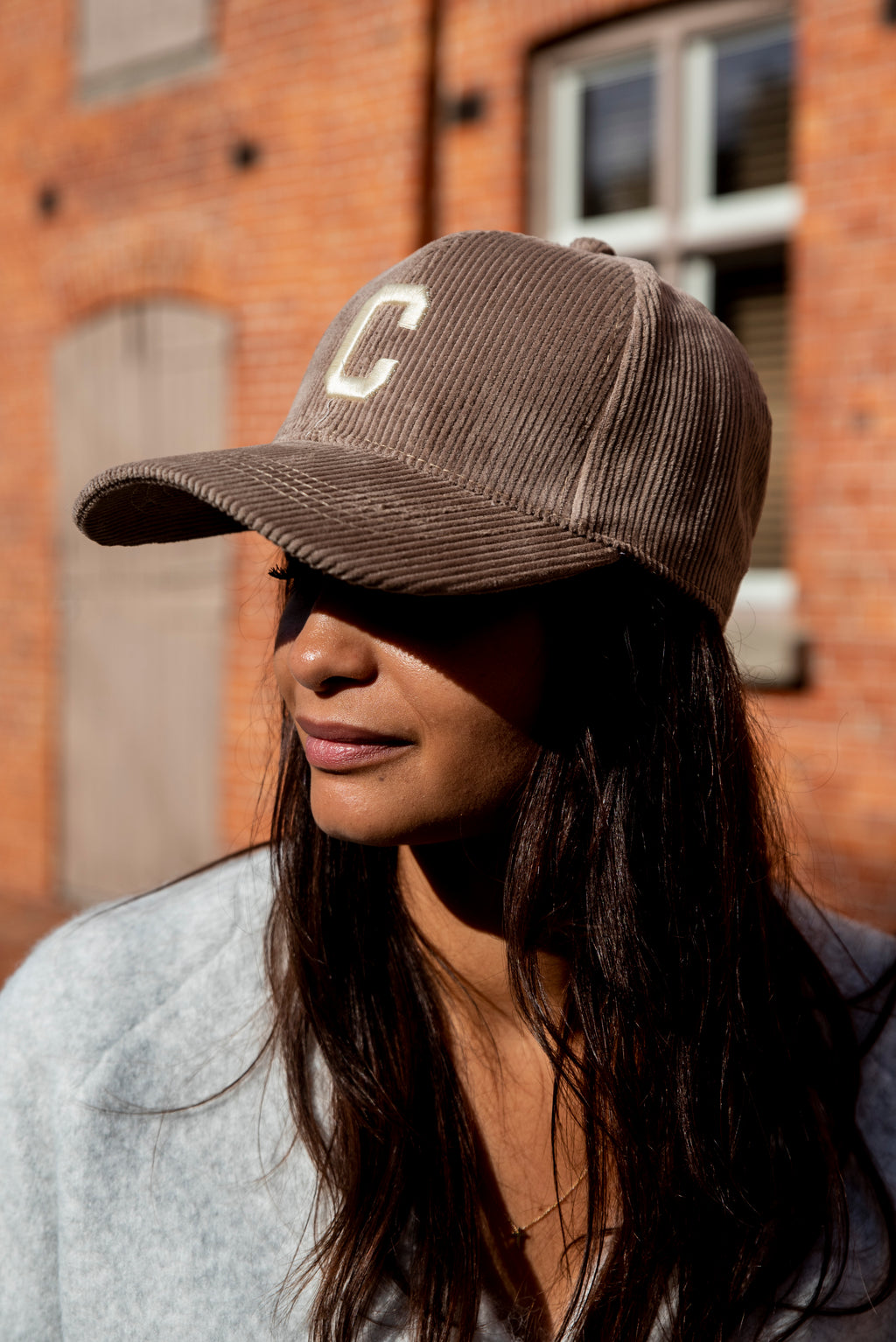 De perfecte finishing touch voor je outfit? Deze trendy corduroy pet met een subtiel C-logo op de voorkant. De zachte ribstructuur geeft de pet een stijlvolle en tijdloze uitstraling, terwijl het leuke logo zorgt voor een speelse touch.