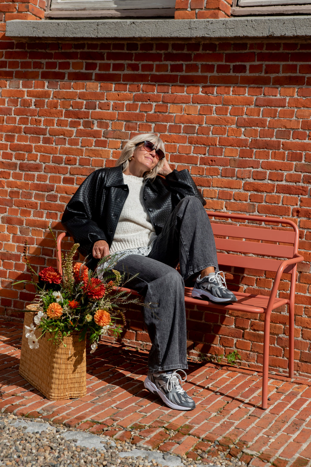 Deze prachtige ecru oversized gebreide trui is een echte blikvanger dankzij de combinatie van de zachte ecru tint met het kanten detail onderaan. De ruime pasvorm zorgt voor een comfortabele, nonchalante look, terwijl het kanten detail de trui een vrouwelijke en verfijnde touch geeft.
