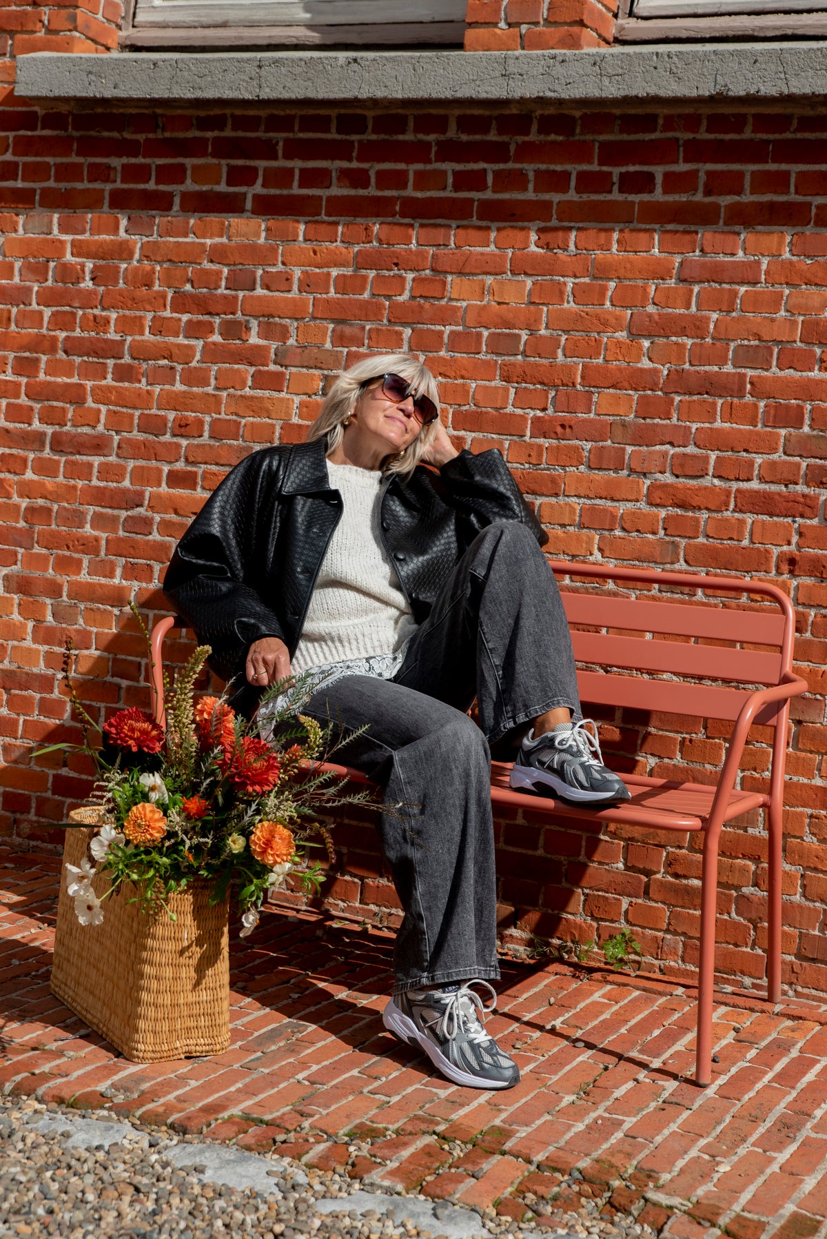 Deze prachtige ecru oversized gebreide trui is een echte blikvanger dankzij de combinatie van de zachte ecru tint met het kanten detail onderaan. De ruime pasvorm zorgt voor een comfortabele, nonchalante look, terwijl het kanten detail de trui een vrouwelijke en verfijnde touch geeft.