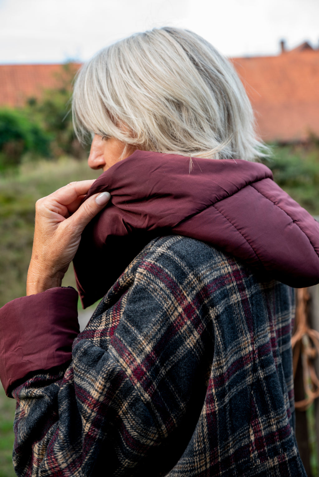 Een stoer en stijlvol geruit bomberjasje met een prachtige combinatie van blauw en bordeaux. De bordeaux kap geeft het jasje een extra trendy touch en zorgt voor een mooi contrast met het geruite dessin.