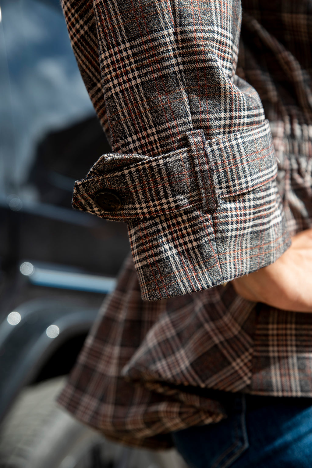 Een vrouwelijk geruit jasje met een elegante peplum pasvorm die mooi aansluit rond de taille en vervolgens licht uitloopt. De subtiele rek ter hoogte van de taille zorgt voor extra comfort, terwijl de dubbele voering het jasje een mooie, stevige uitstraling geeft.