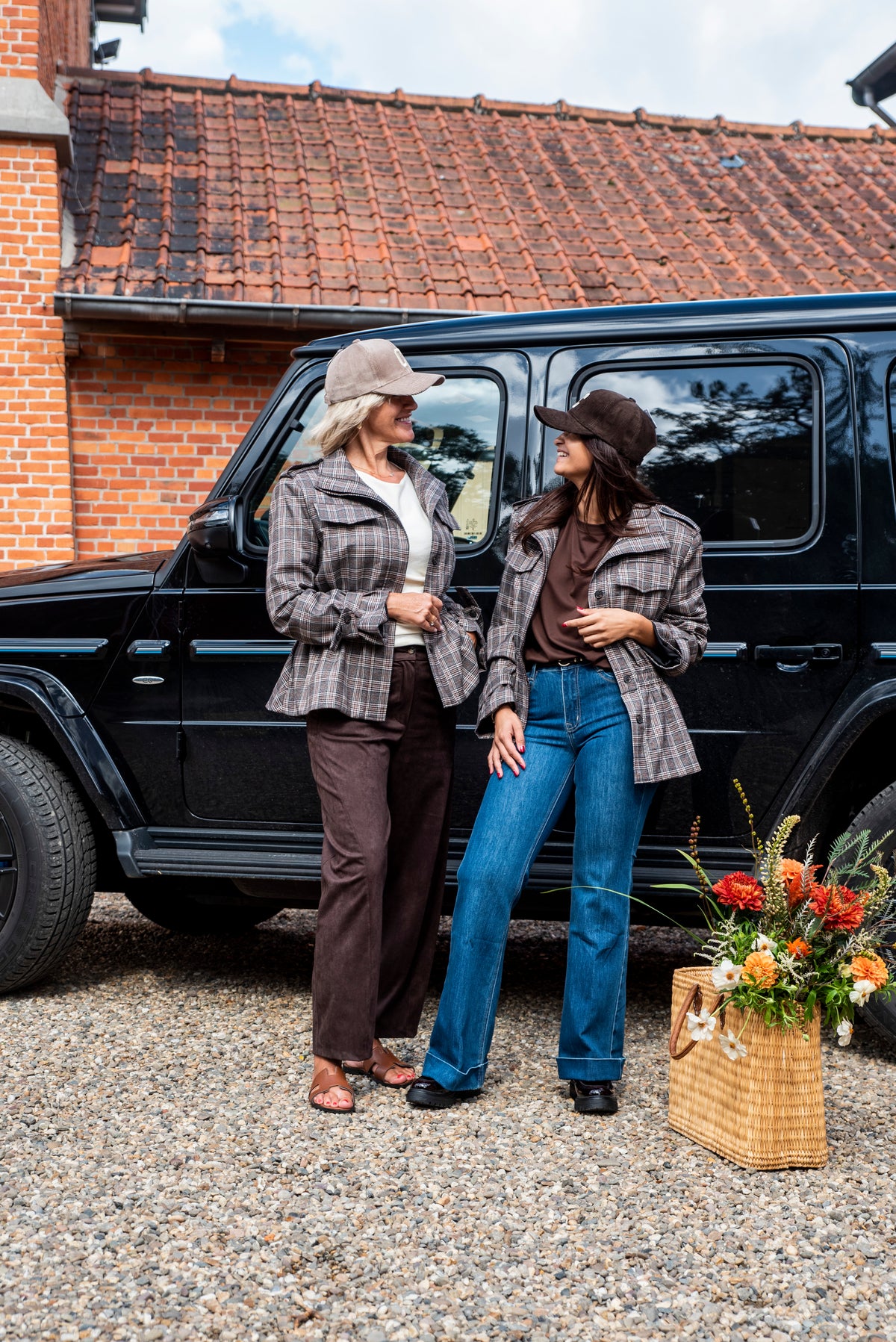 Een vrouwelijk geruit jasje met een elegante peplum pasvorm die mooi aansluit rond de taille en vervolgens licht uitloopt. De subtiele rek ter hoogte van de taille zorgt voor extra comfort, terwijl de dubbele voering het jasje een mooie, stevige uitstraling geeft.