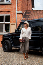 Deze geruite rok is een echte favoriet dankzij de mooie plooien aan de voorzijde. Ze vallen op een elegante manier over de buik, waardoor de rok een flatterend silhouet creëert en een buikje subtiel verdoezelt.