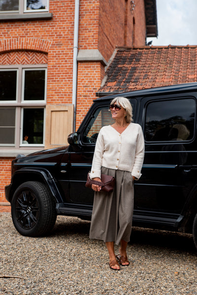Deze geruite rok is een echte favoriet dankzij de mooie plooien aan de voorzijde. Ze vallen op een elegante manier over de buik, waardoor de rok een flatterend silhouet creëert en een buikje subtiel verdoezelt.