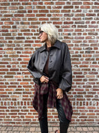 Dit prachtige bordeaux geruite hemd is een echte eyecatcher. Het tijdloze ruitpatroon krijgt een vrouwelijke en feestelijke twist dankzij de subtiele strassdetails, die het hemd net dat beetje extra geven.
