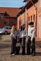 Deze prachtige donkergrijze jeans heeft een trendy wide leg model: mooi rond de heupen en elegant wijdvallend naar beneden.