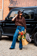 Deze mooie jeans van Oraije is een veelzijdig item dat niet mag ontbreken in je garderobe. De klassieke jeanskleur en tijdloze uitstraling maken haar makkelijk te combineren met zowel casual als meer geklede items.
