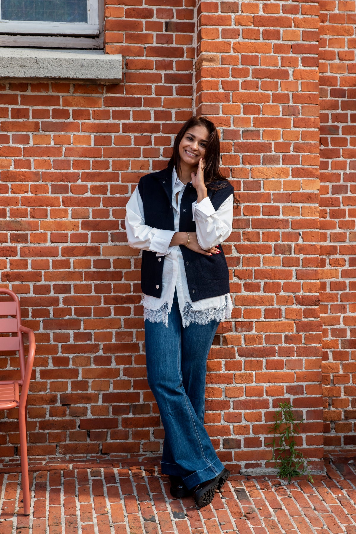 Deze mooie jeans van Oraije is een veelzijdig item dat niet mag ontbreken in je garderobe. De klassieke jeanskleur en tijdloze uitstraling maken haar makkelijk te combineren met zowel casual als meer geklede items.
