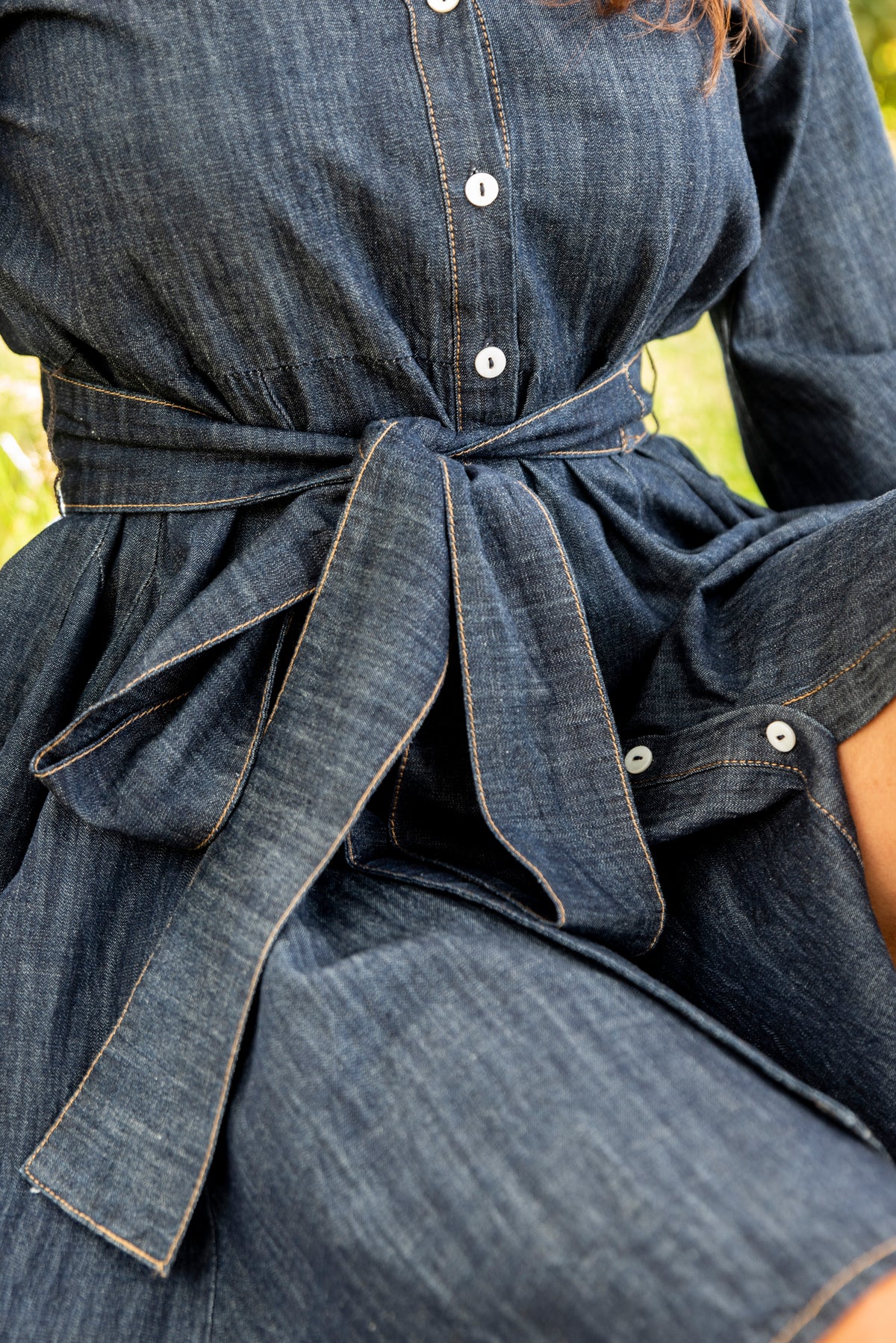 Dit mooie jeansjurkje combineert een klassieke denim look met een flatterende, vrouwelijke A-lijn. De lange mouwen maken het jurkje ideaal voor verschillende seizoenen, terwijl het soepel vallende, zwierige rokje zorgt voor een speelse en elegante uitstraling.