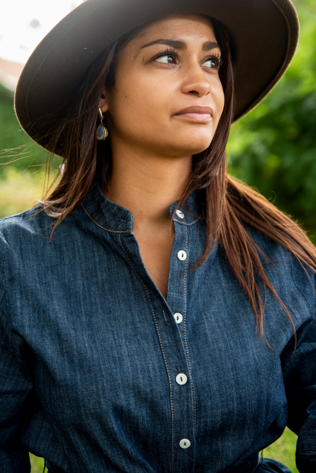 Dit mooie jeansjurkje combineert een klassieke denim look met een flatterende, vrouwelijke A-lijn. De lange mouwen maken het jurkje ideaal voor verschillende seizoenen, terwijl het soepel vallende, zwierige rokje zorgt voor een speelse en elegante uitstraling.