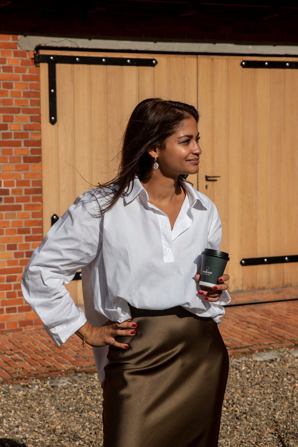 Deze mooie rok heeft een tijdloze, vrouwelijke uitstraling en valt elegant en soepel langs het lichaam. Dankzij de klassieke pasvorm is hij zowel casual als gekleed te dragen. + Dit prachtige witte hemd in een verfijnd polo-model is zo’n veelzijdig item dat je eindeloos kunt combineren. De klassieke uitstraling krijgt een moderne touch dankzij het kortere voorpand en langere achterpand, wat zorgt voor een mooi, speels silhouet.