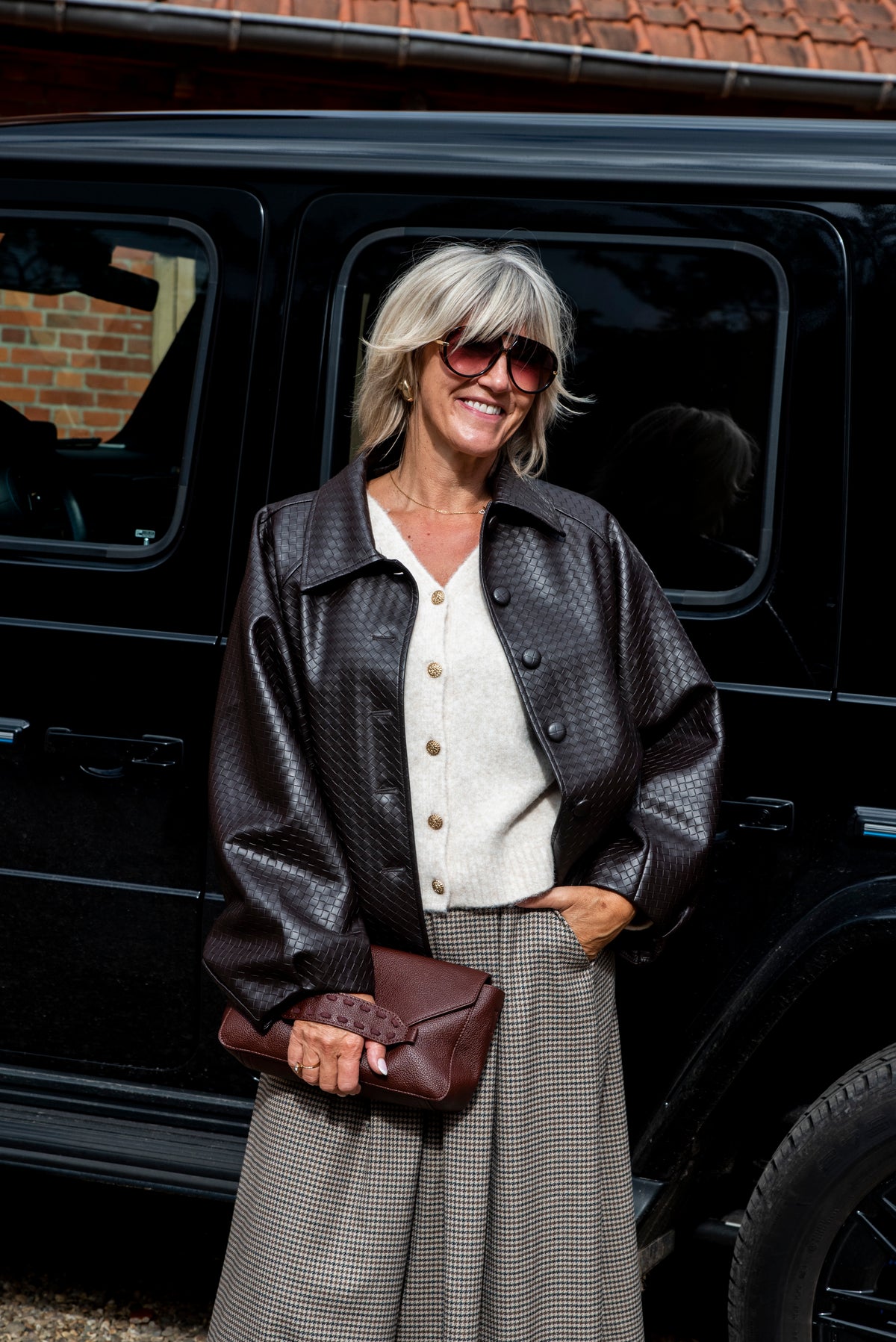 Een prachtig bruin lederlook jasje met een verfijnd, subtiel motief dat het model een bijzondere en elegante uitstraling geeft. De vleermuismouwen zorgen voor een comfortabele, losvallende pasvorm en geven het jasje een moderne, vrouwelijke look.