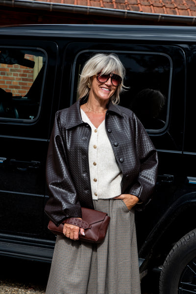 Een prachtig bruin lederlook jasje met een verfijnd, subtiel motief dat het model een bijzondere en elegante uitstraling geeft. De vleermuismouwen zorgen voor een comfortabele, losvallende pasvorm en geven het jasje een moderne, vrouwelijke look.