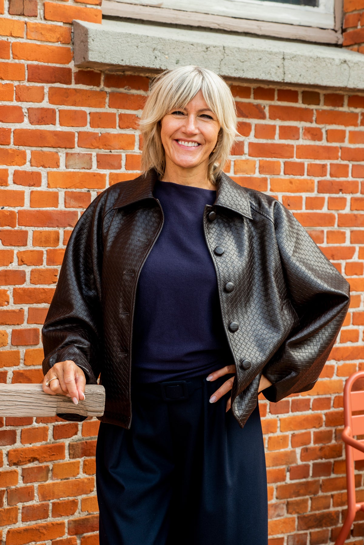 Een prachtig bruin lederlook jasje met een verfijnd, subtiel motief dat het model een bijzondere en elegante uitstraling geeft. De vleermuismouwen zorgen voor een comfortabele, losvallende pasvorm en geven het jasje een moderne, vrouwelijke look.