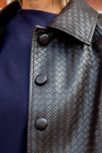 Een prachtig bruin lederlook jasje met een verfijnd, subtiel motief dat het model een bijzondere en elegante uitstraling geeft. De vleermuismouwen zorgen voor een comfortabele, losvallende pasvorm en geven het jasje een moderne, vrouwelijke look.